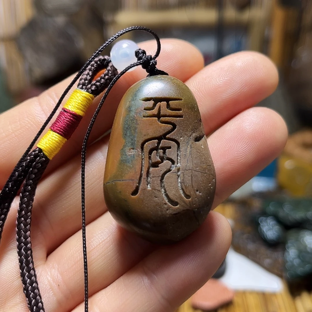37新疆原石雕刻手把件