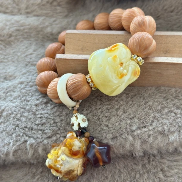 吉月蜜蜡兔头熊头牌星星屁桃手串