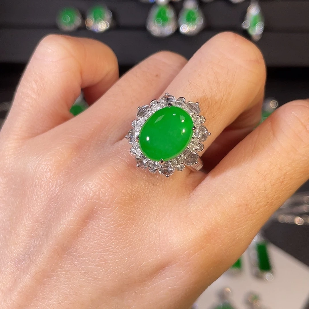 翡翠18K金镶嵌颈饰蛋面戒指