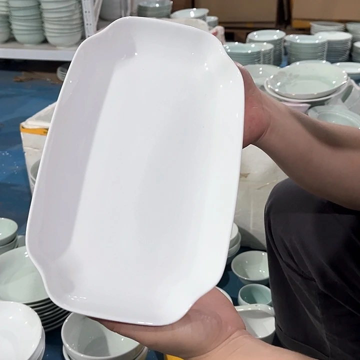 瓷片白色小鱼盘两个，微瑕包邮