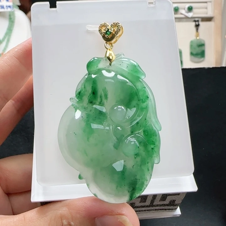 石英质玉（非洲翠）未镶嵌颈饰