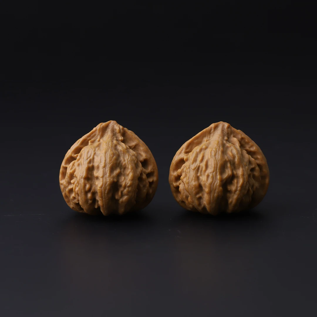 S8557【掌中宝】精配微打底粗筋三角八棱文玩楸核桃 手捻把件