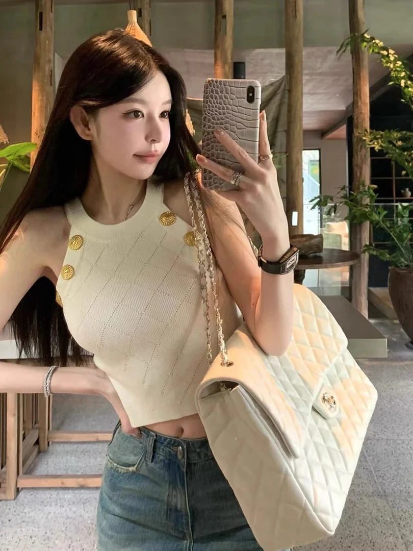 2025新款立体感菱格纹金扣针织背心修身显瘦遮肉挂脖短上衣吓