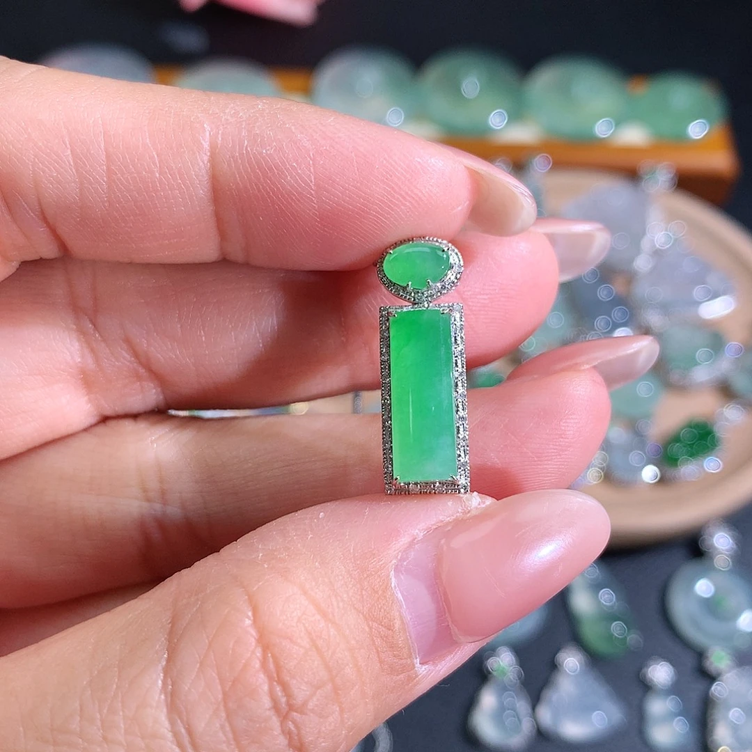 翡翠18K金镶嵌颈饰翡翠