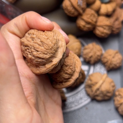 皮***郎文玩核桃吊坠血麒麟