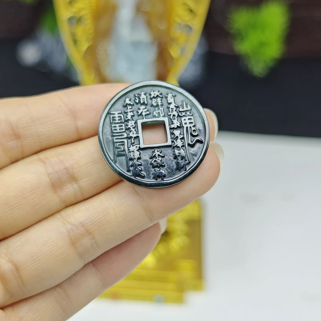 天然a货山鬼花钱翡翠吊坠车挂，尺寸28*1.8mm，多样性发货