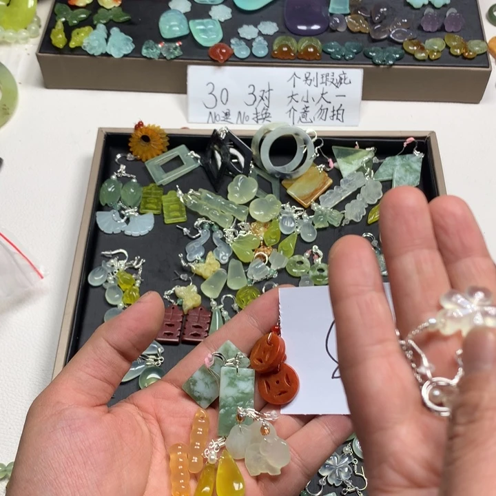 解***品蛇纹石玉合金耳钉