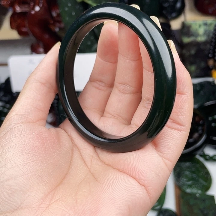 请***呀未镶嵌蛇纹石玉颈饰泰山玉58高品质