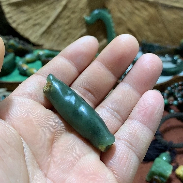 未镶嵌岫岩河磨玉（透闪石质玉）挂件