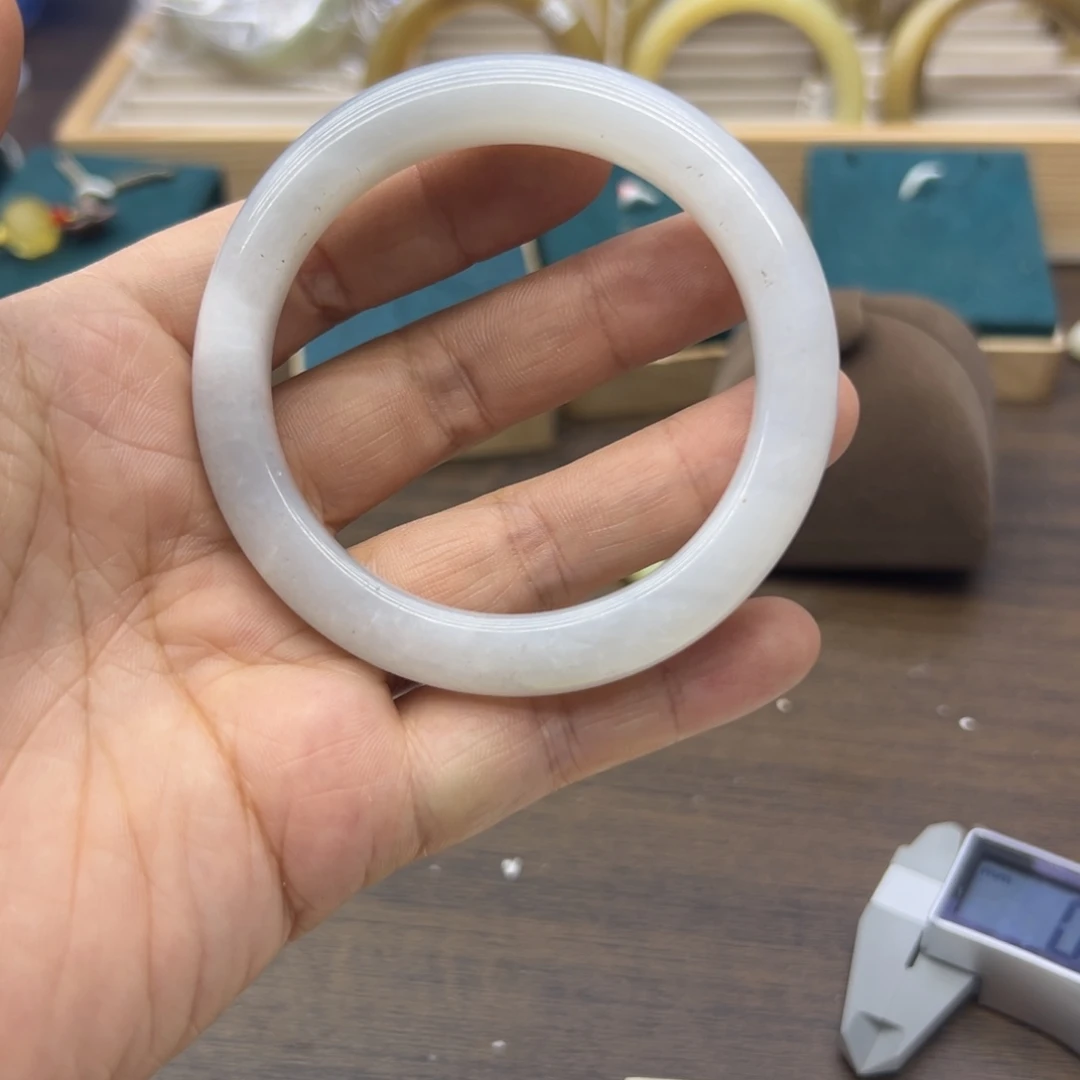 和田玉未镶嵌手镯57.3圈围1091瑕