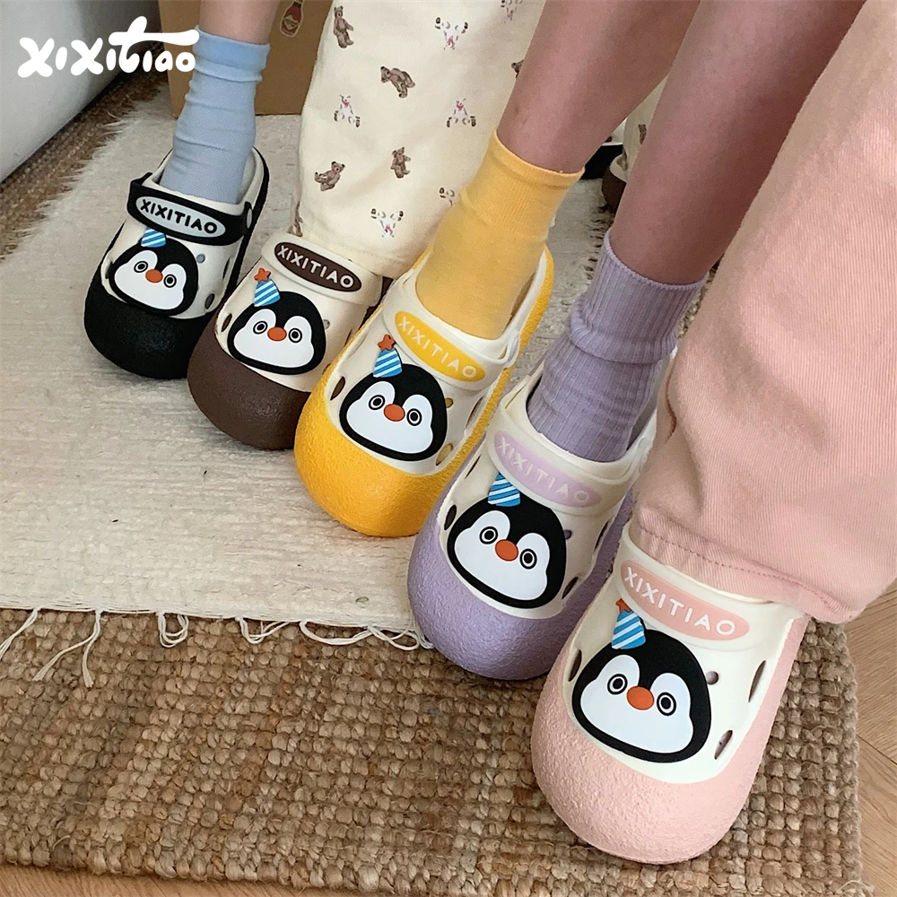 细细条 百搭ins可爱企鹅小鱼洞洞鞋个性拼色外穿夏季沙滩凉拖鞋女