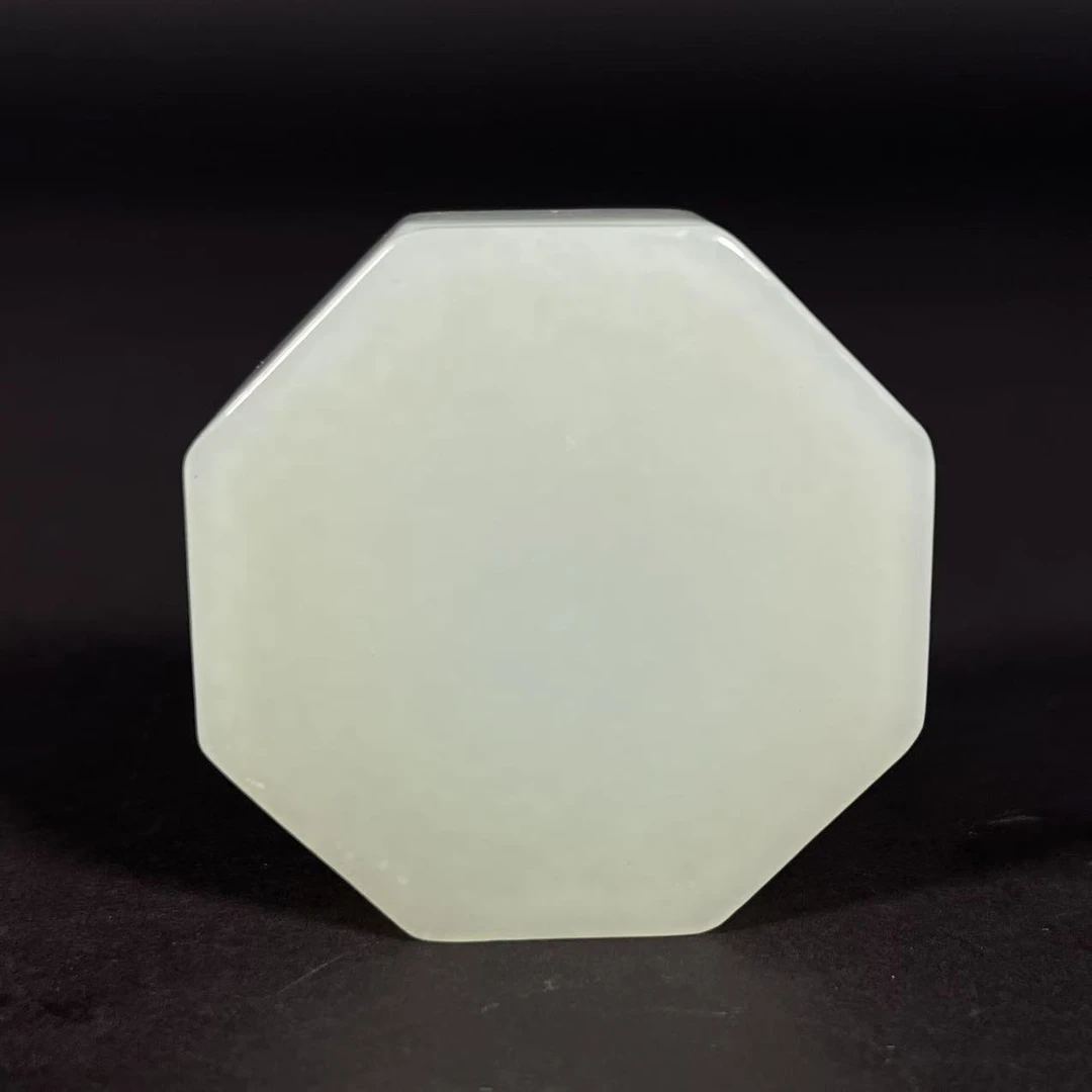Lot18: 和田白玉八棱盖盒 D:4.8cm 43.8g