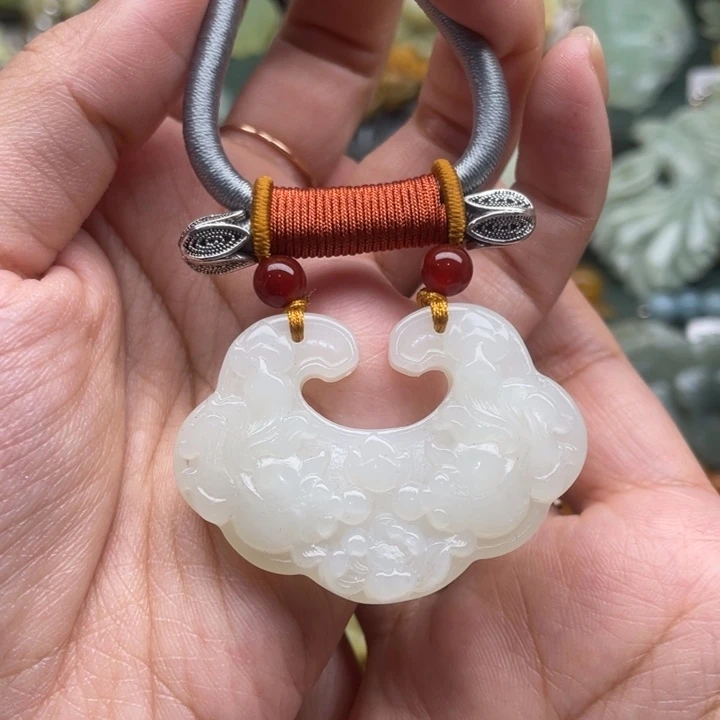 蛇纹石玉吊坠合金