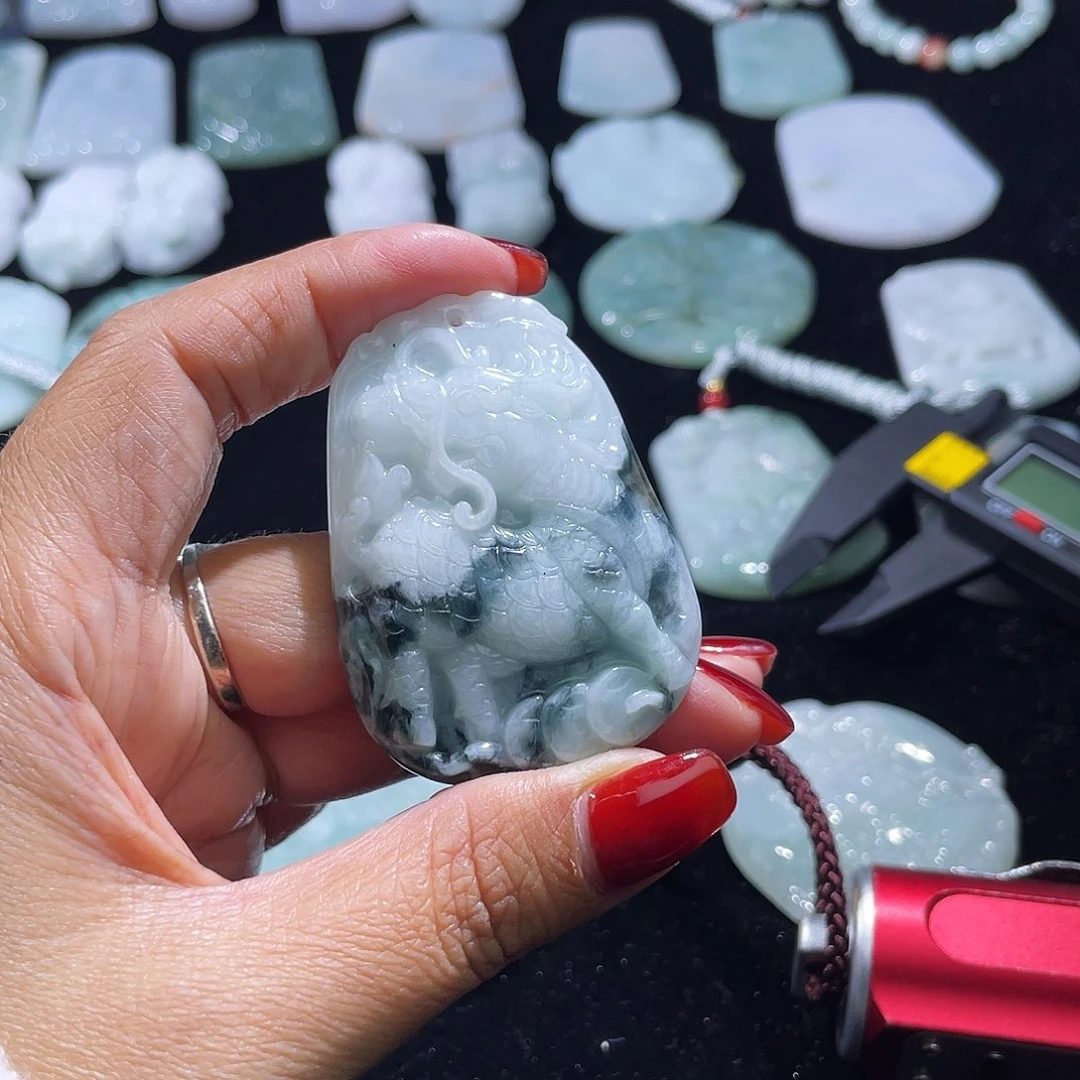 翡翠未镶嵌颈饰麒麟