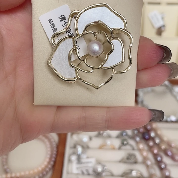 胸饰合金淡水珍珠山茶花胸针