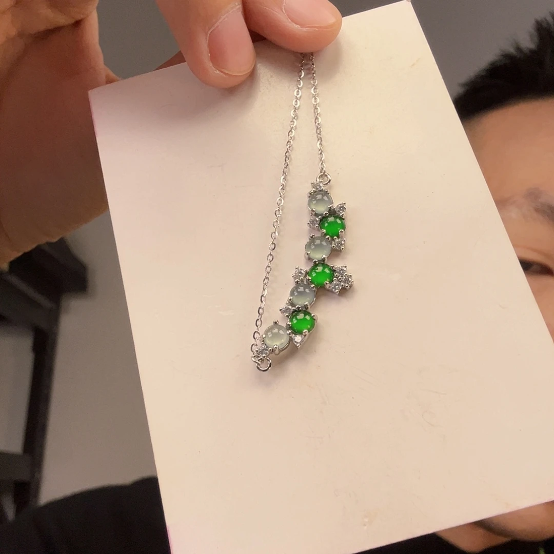 翡翠未镶嵌颈饰一件