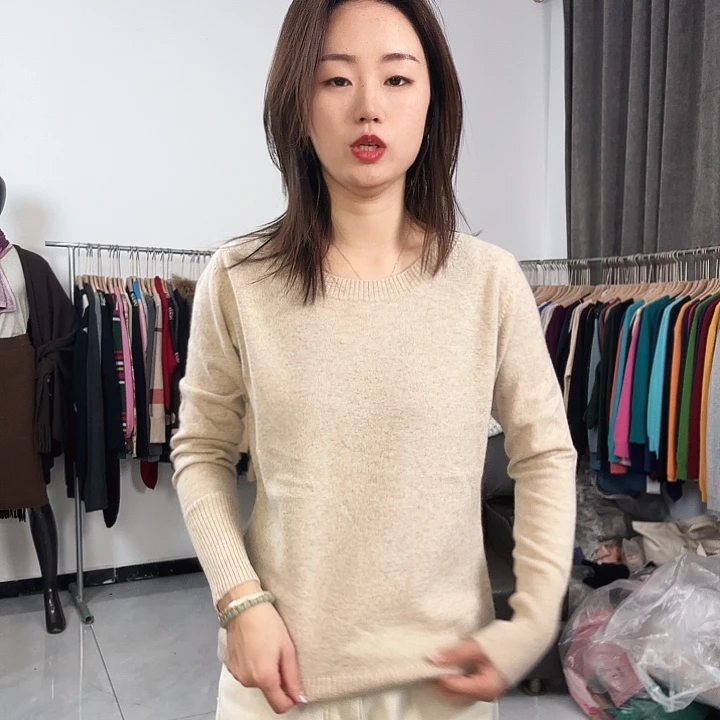 031。米色圆领上衣110斤