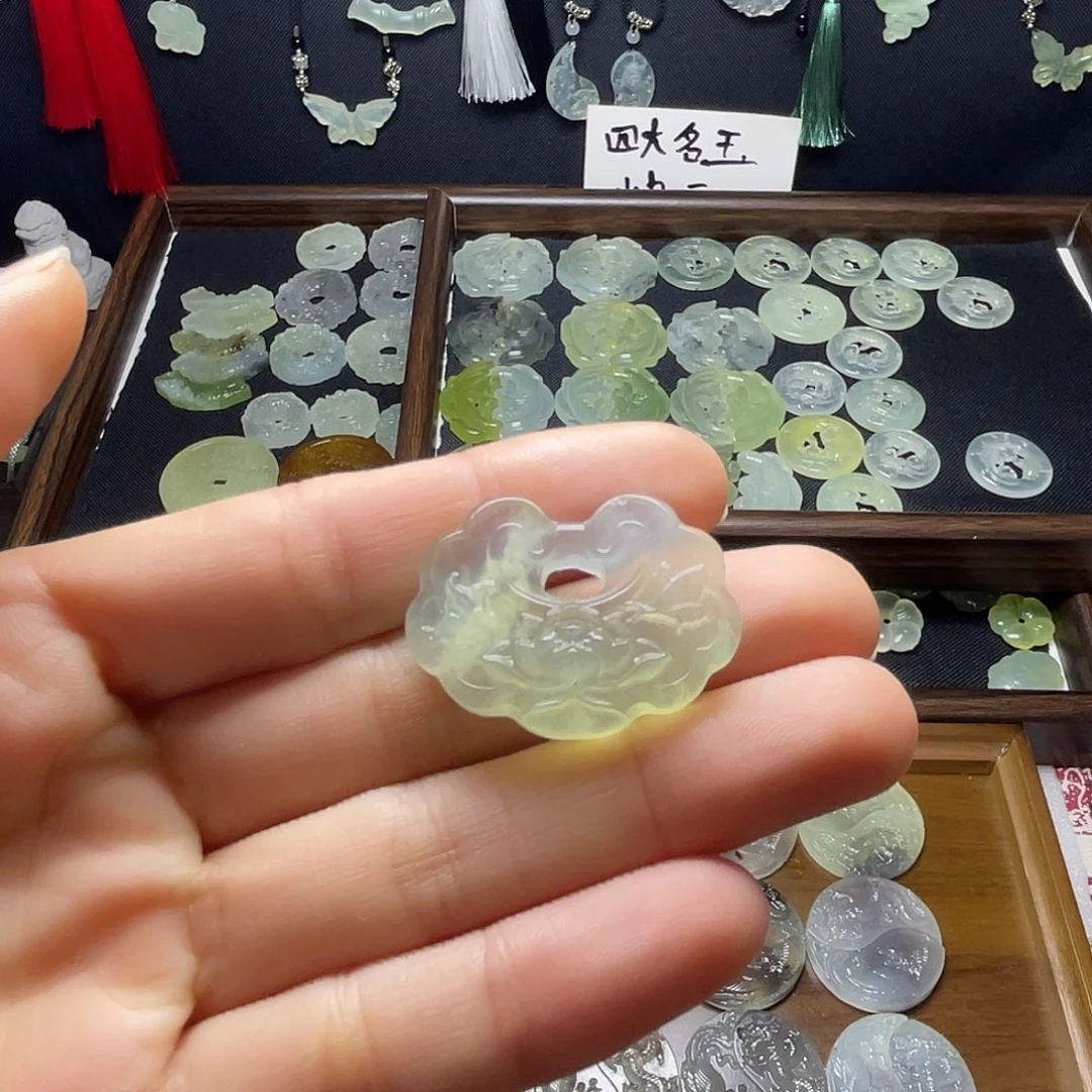 岫玉未镶嵌岫玉荷花锁吊坠