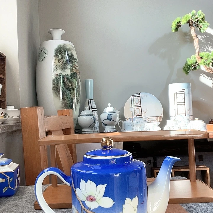 微瑕，手绘。 壶。