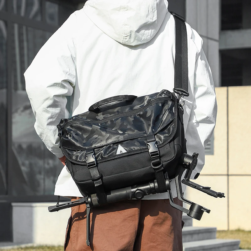 2025新款时尚男士斜挎包机能风邮差包男休闲潮流户外骑行机车包大