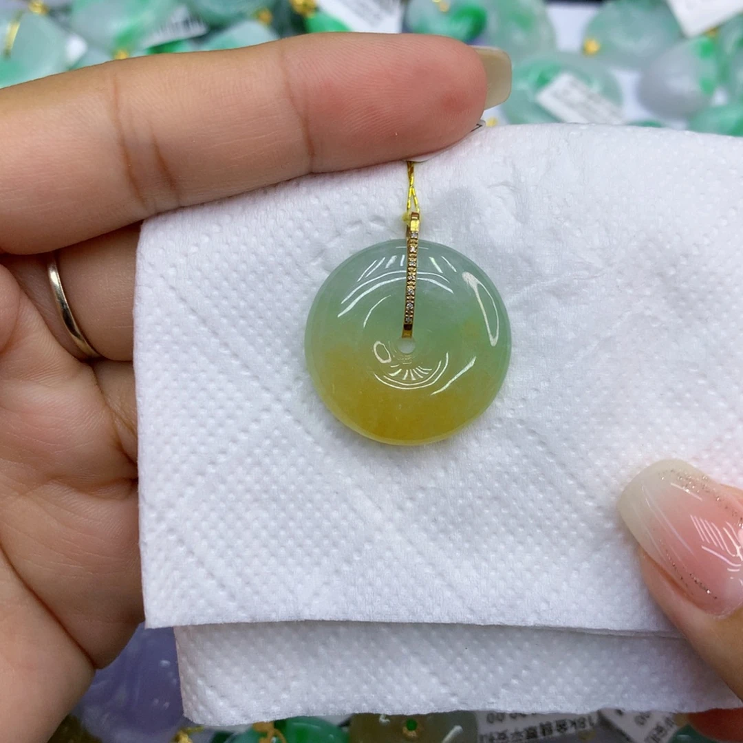 善***缘翡翠18K金镶嵌颈饰