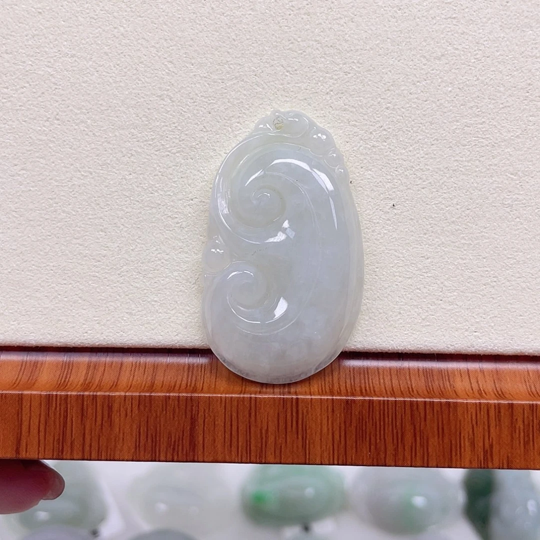 翡翠未镶嵌颈饰如意