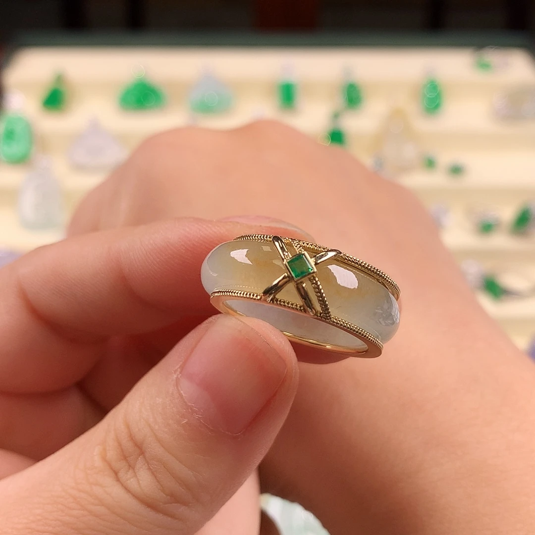 18K金镶嵌戒圈翡翠缅料