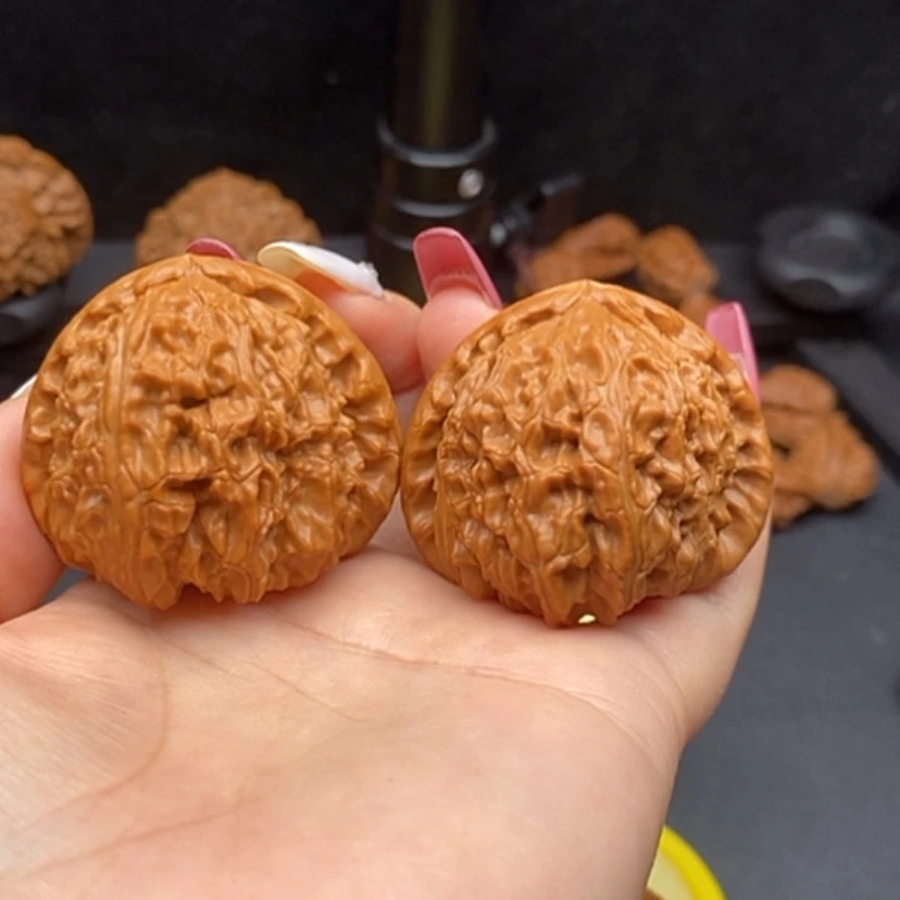 【闪购商品】文玩核桃把件向*三角白