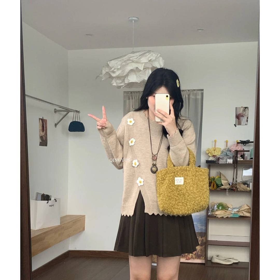 青屿衫-微胖大码秋冬韩系设计感开衩立体花朵正肩显瘦软糯毛衣女