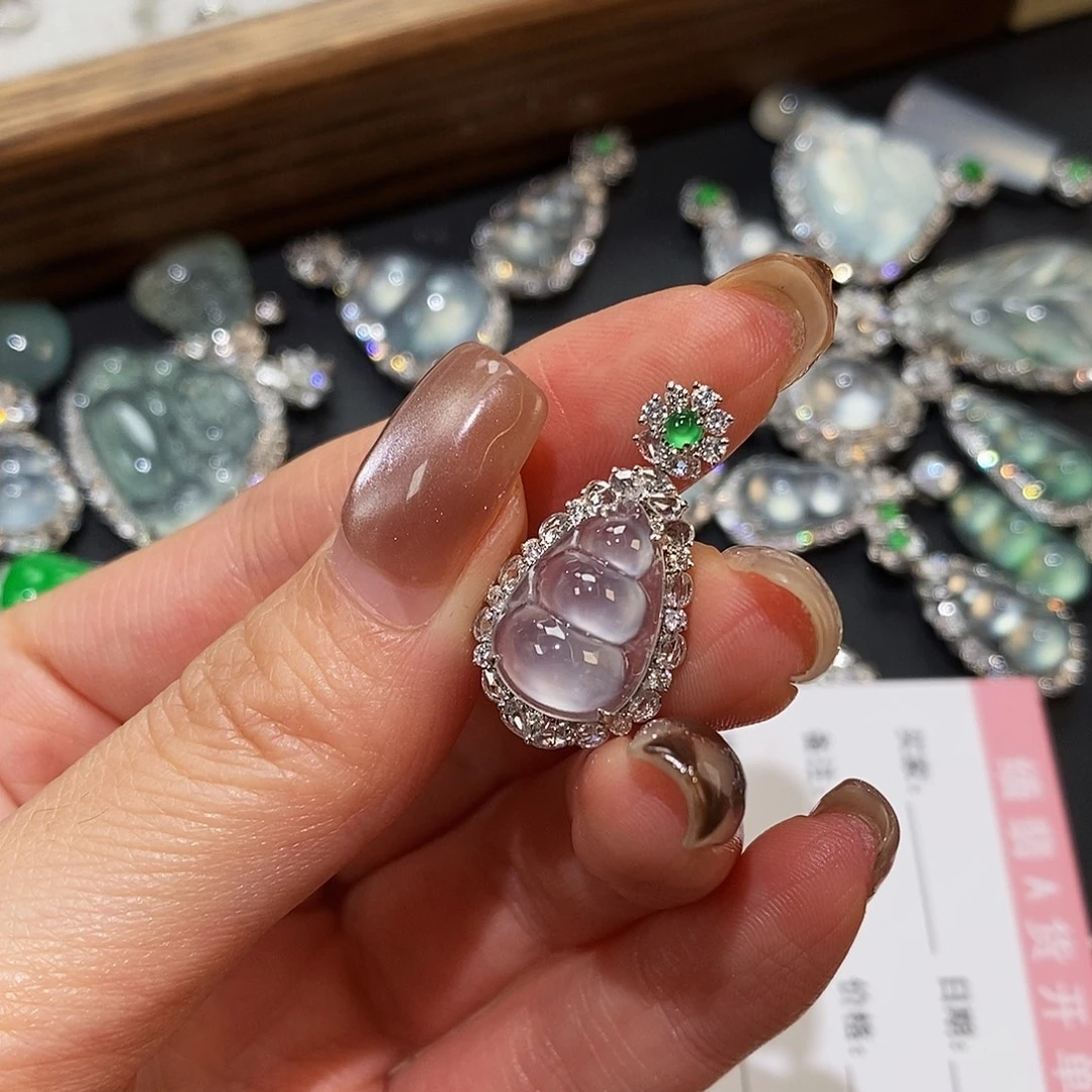 火***～翡翠18K金镶嵌吊坠(赠链)天然缅甸翡翠吊坠福豆