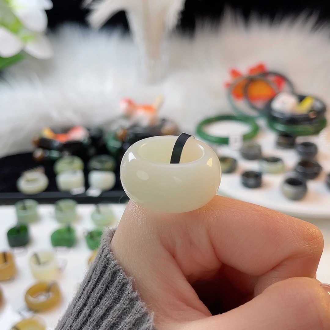 无***e和田玉未镶嵌戒指k46俄白墩墩17.3mm买断 不退换