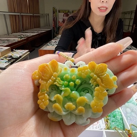 翡翠未镶嵌颈饰一个