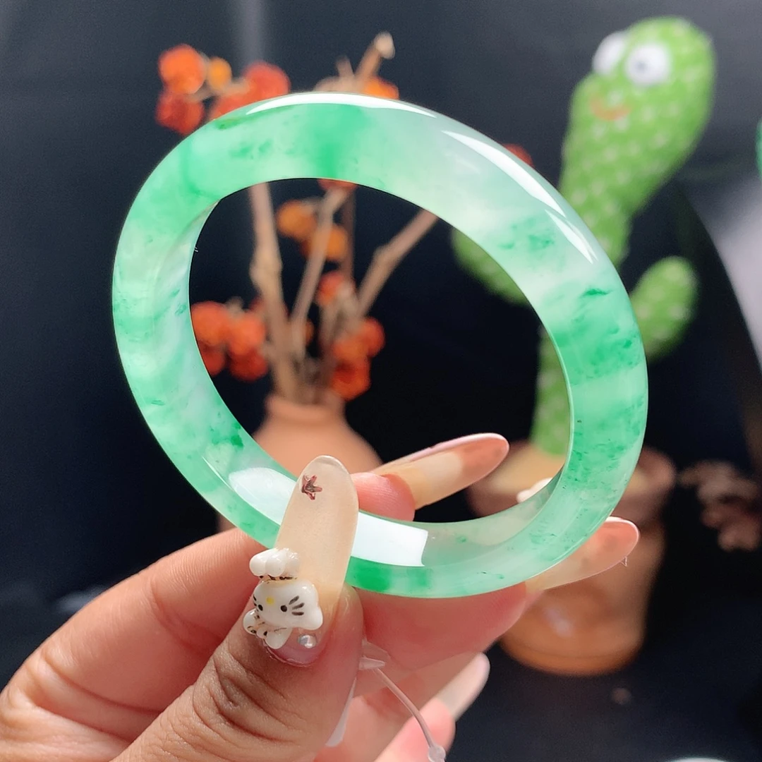 F***苏石英质玉未镶嵌镯子