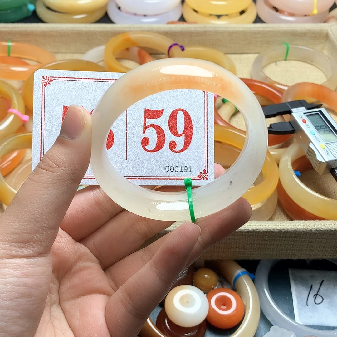 未镶嵌石英质玉（黄龙玉）手镯