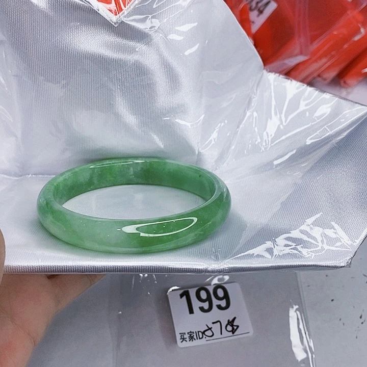 翡翠未镶嵌手镯一图一物实物为准（微瑕处理）