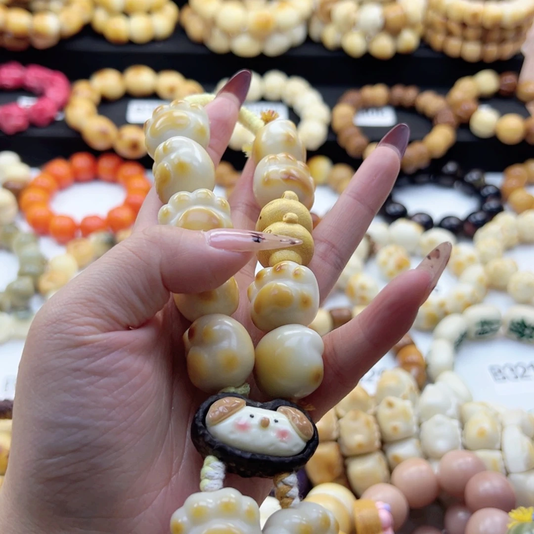 吊坠白玉菩提23卡炭烤熊爪手持生长纹