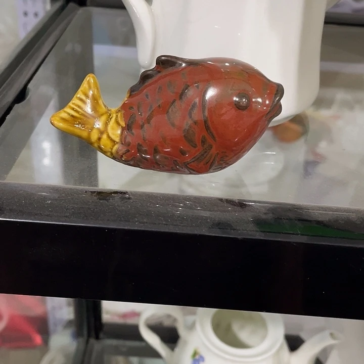 清***忍瓷片铁红釉小鱼一个