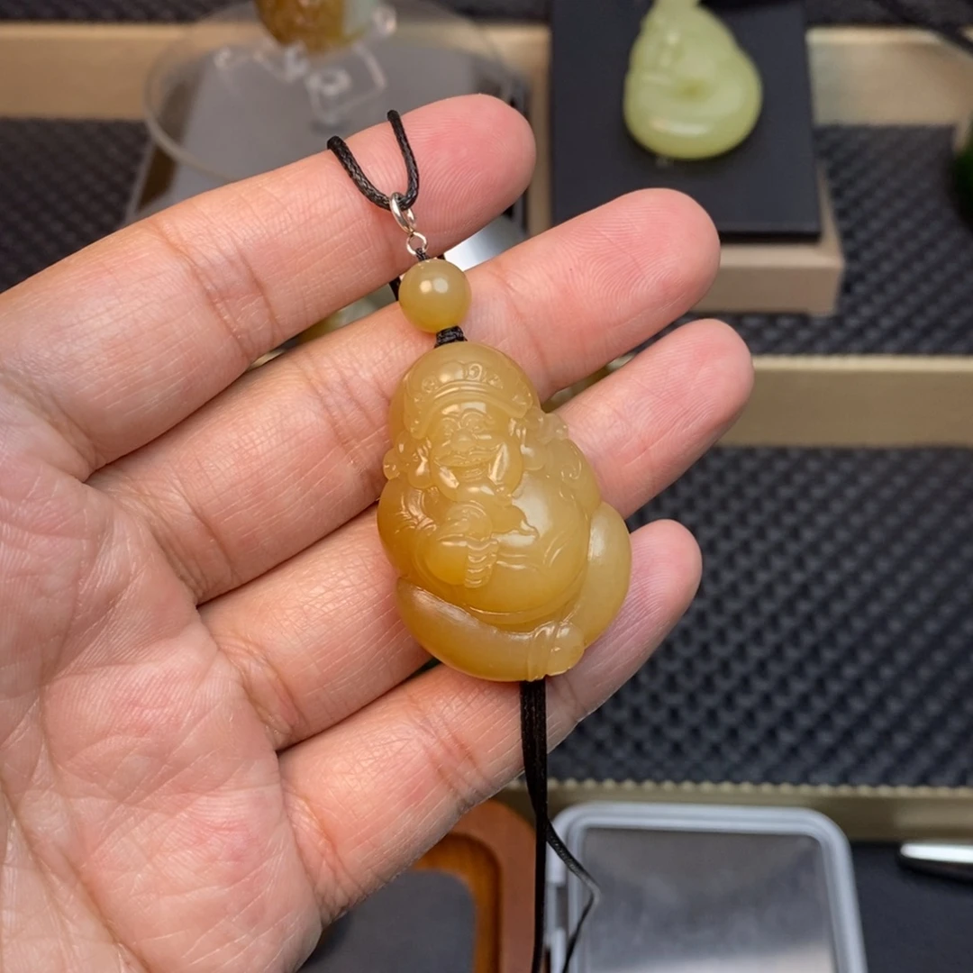 布***稻和田玉未镶嵌颈饰