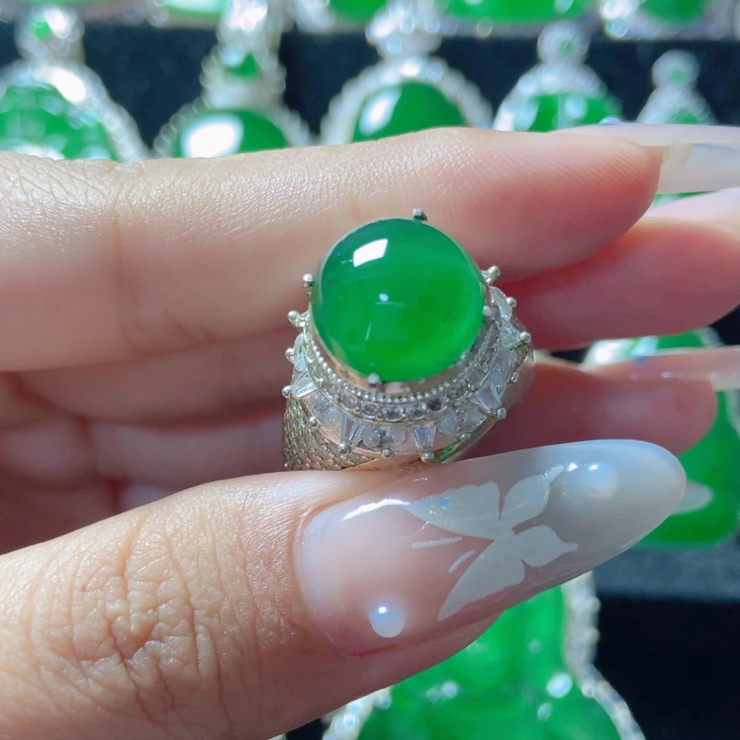 翡翠未镶嵌颈饰16。