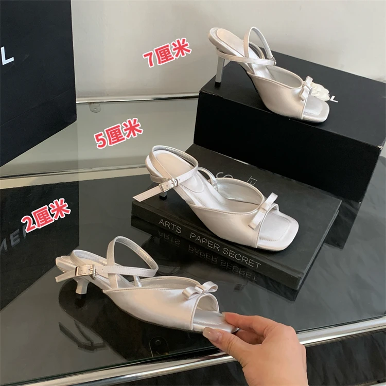 法式白色粗跟高跟鞋女2025年新款方头一字带踩屎感凉鞋女夏季外穿