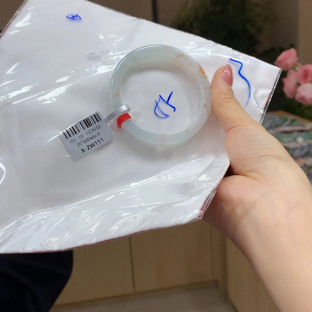 翡翠手镯未镶嵌不退不换