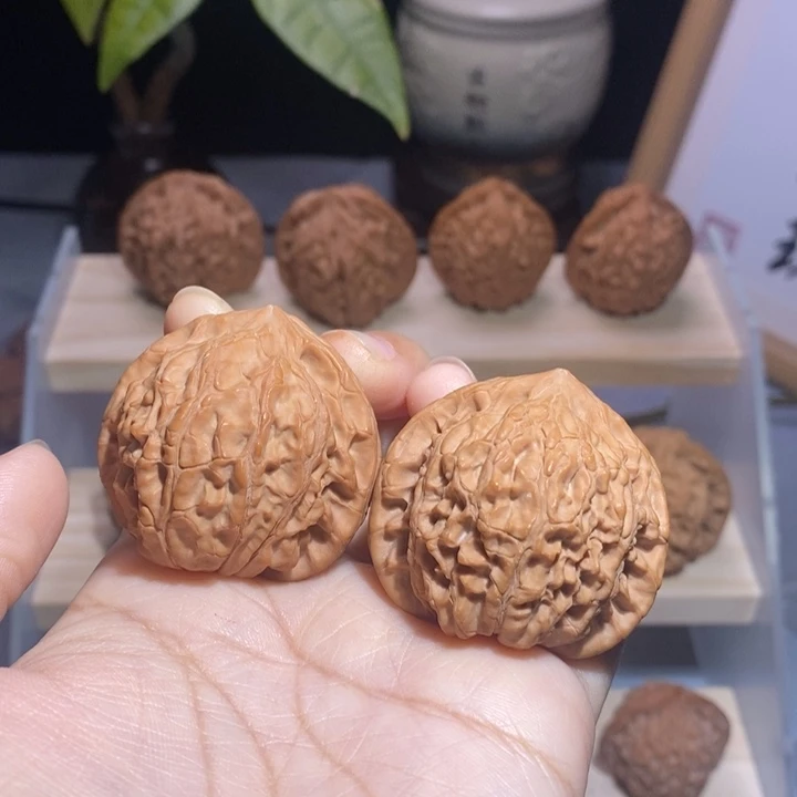 文玩核桃吊坠荷花