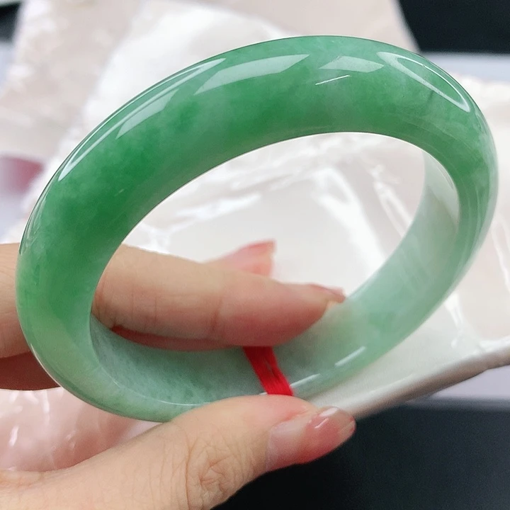 翡翠手镯未镶嵌，812