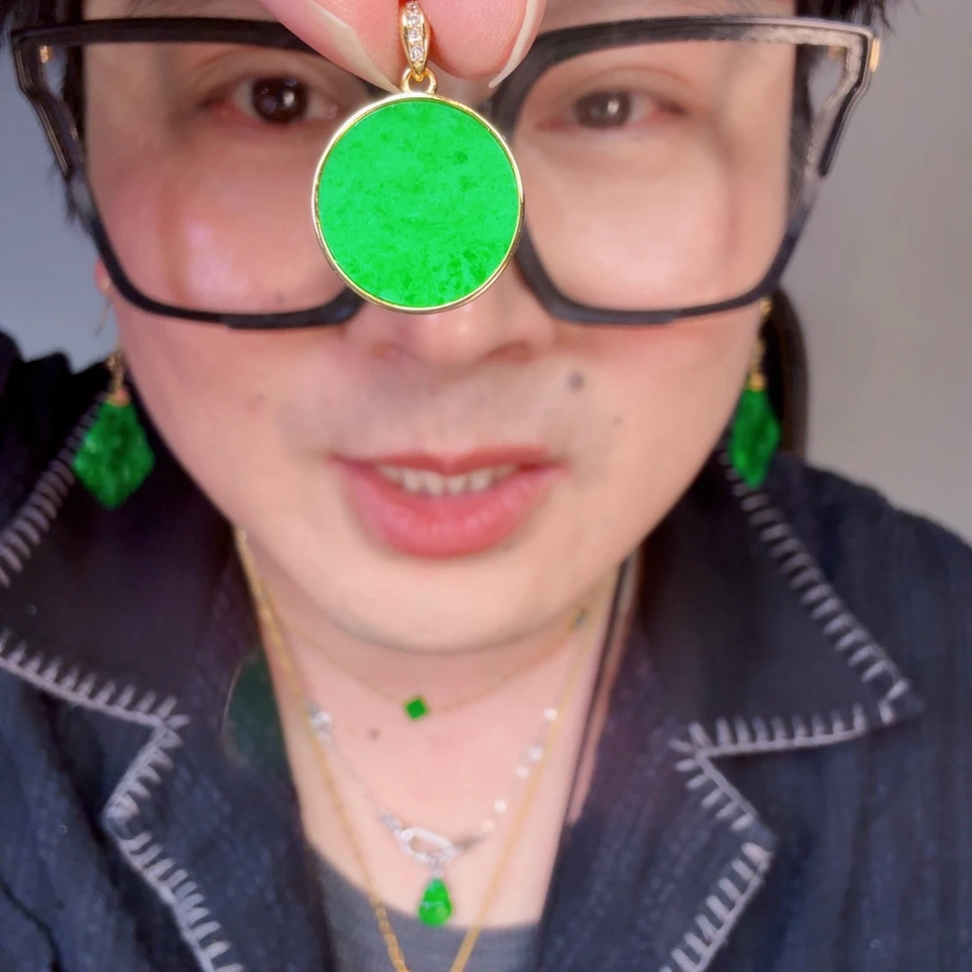 翡翠未镶嵌颈饰一件