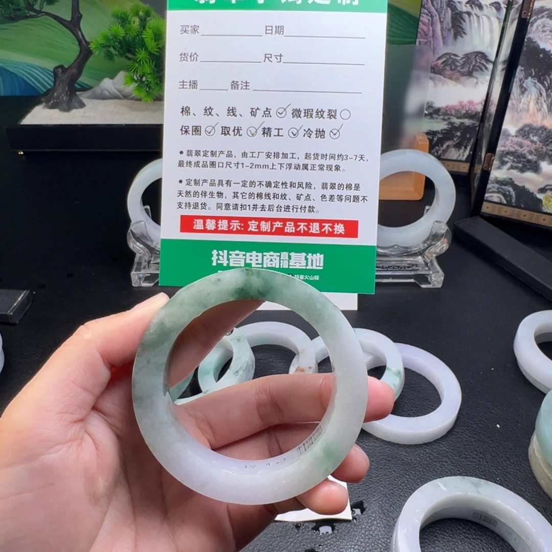 灵****定制翡翠未镶嵌手镯