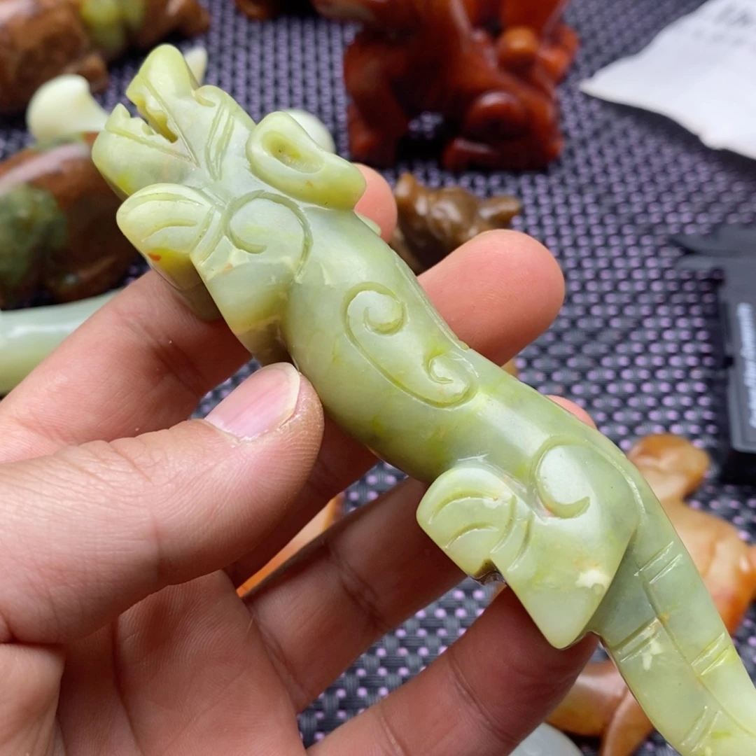 蛇纹石玉颈饰未镶嵌神**主