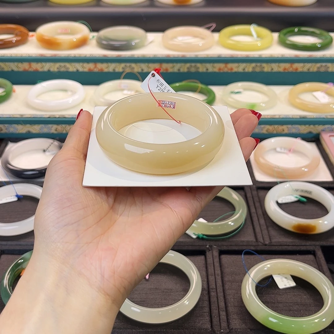 和田玉手镯未镶嵌羊油膏！细腻老熟蜜糖