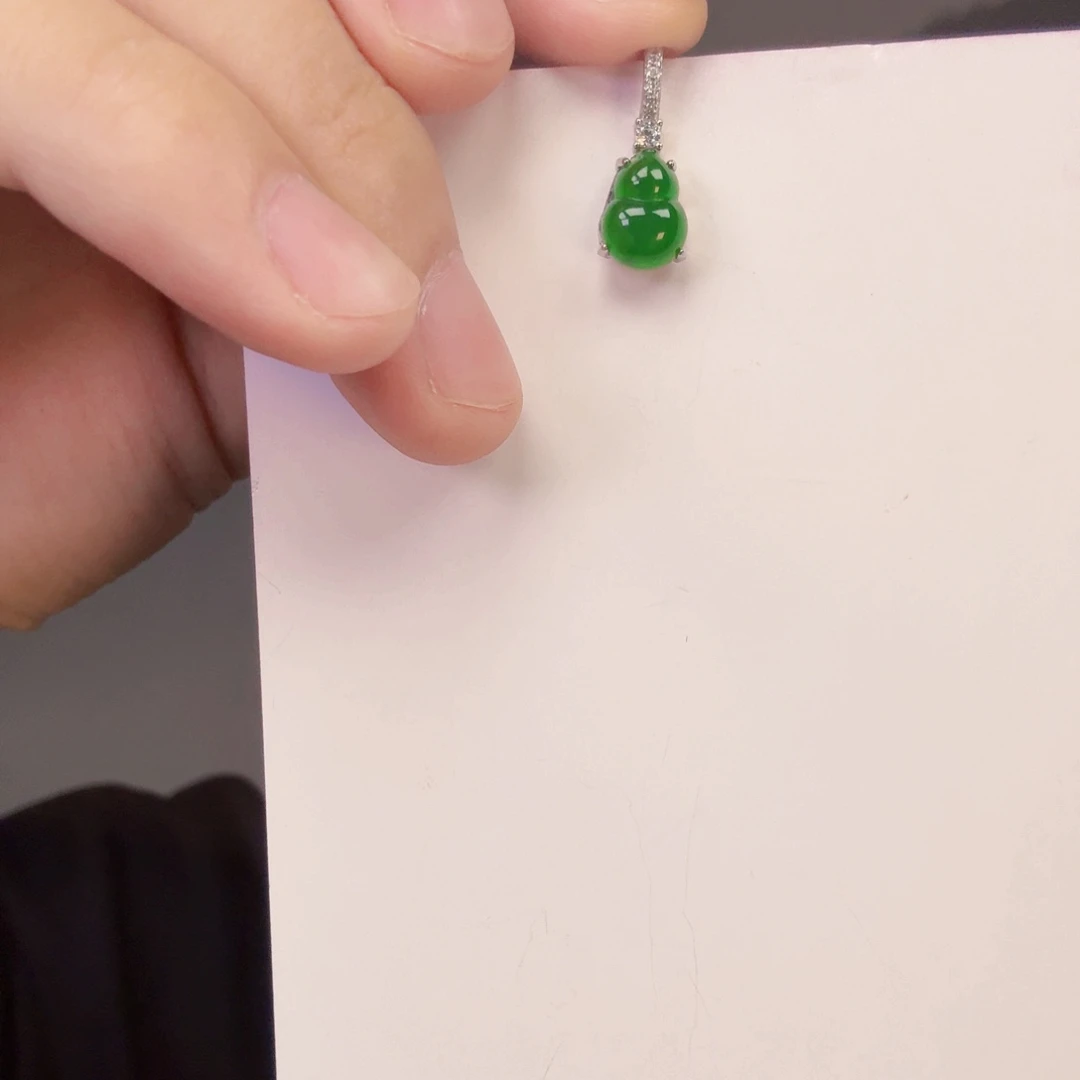 翡翠未镶嵌颈饰一件