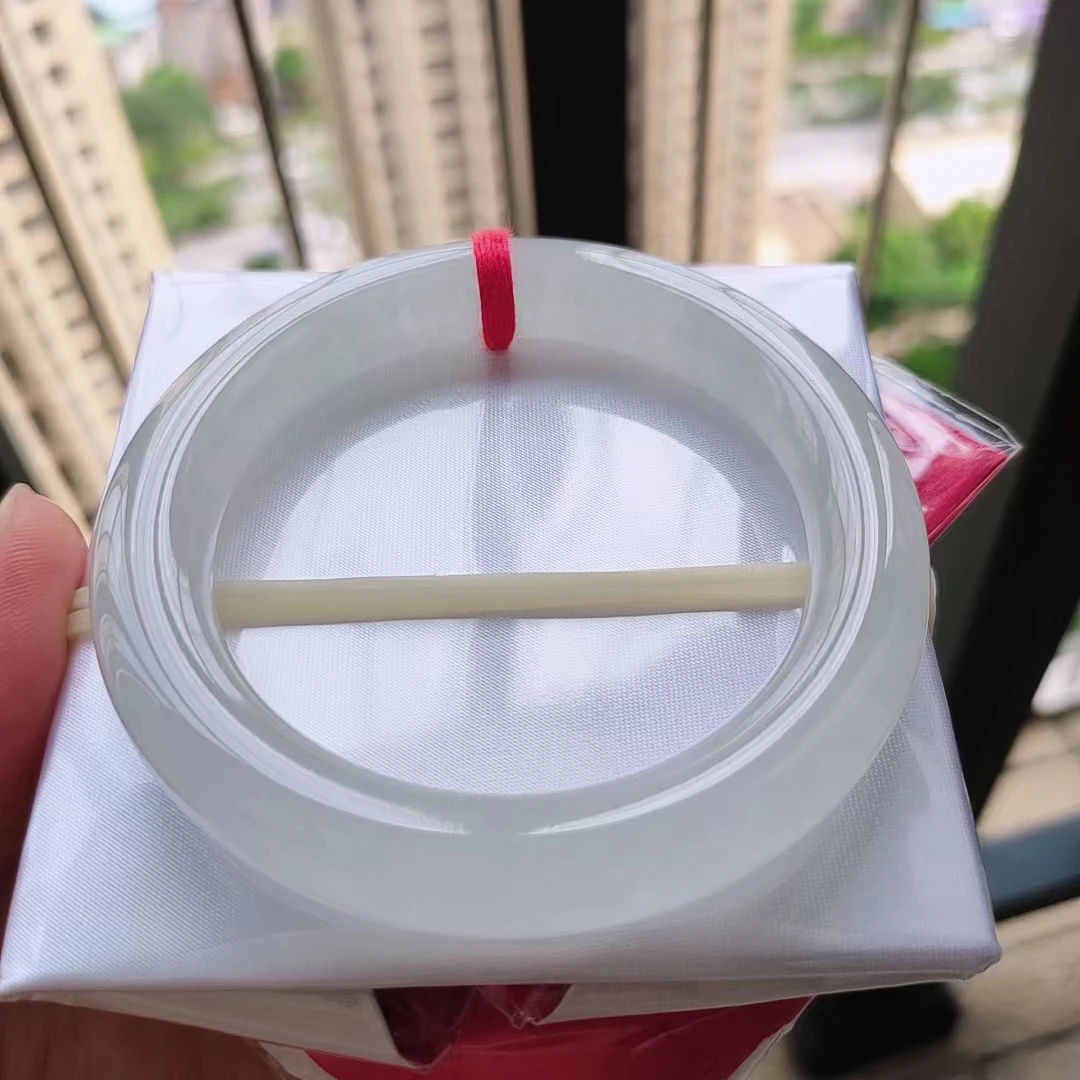 52圆条糯冰种白月光翡翠手镯，种老冰透百搭款！