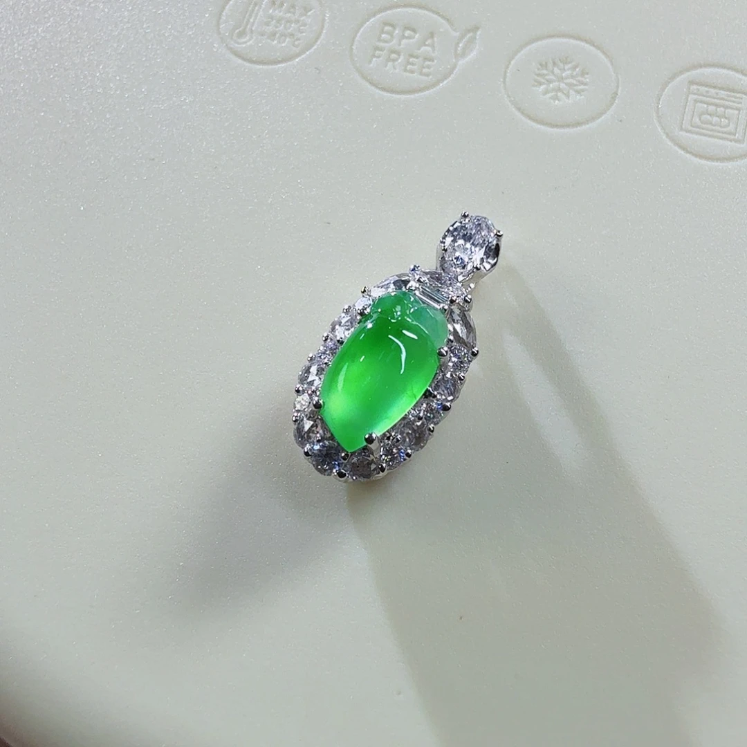 翡翠18K金镶嵌颈饰木纳绿桃子（强推）